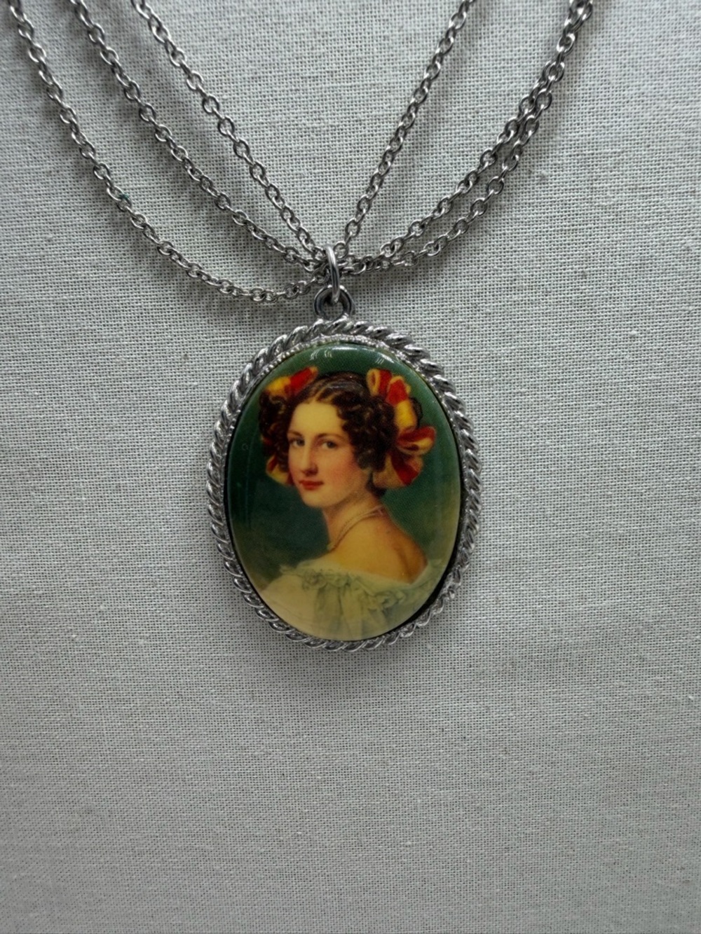 Vintage Portrait Oval Pendant Necklace in Silver Tone with Green #11UN